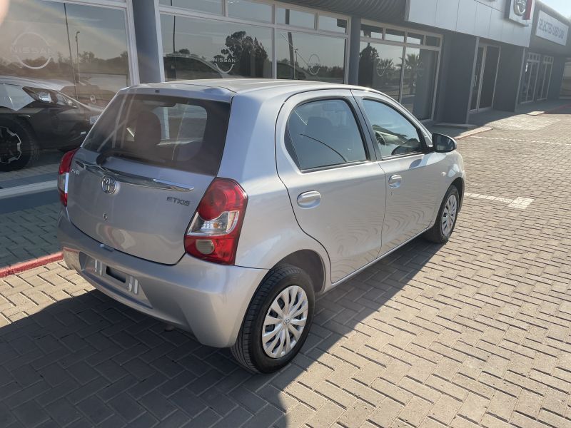 2015 Toyota Etios photo 3