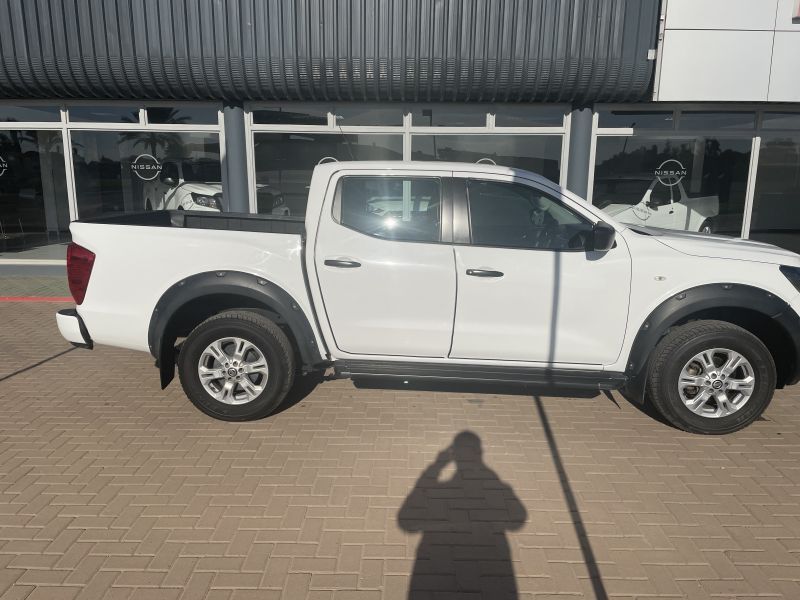 2022 Nissan Navara photo 2